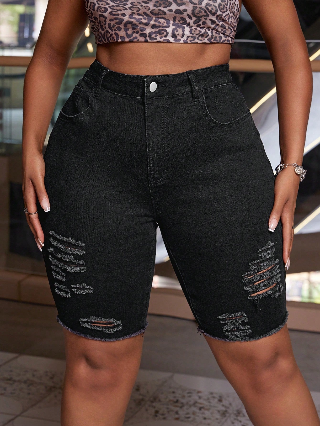 Plus High Waist Ripped Raw Hem Denim Shorts