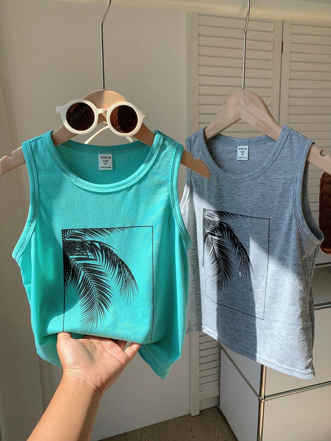 2pcs/Set Young Boy Tropical Palm Tree Printed Sleeveless Knitted Tank Top, Casual Summer Vacation Style, 2 Colors (1pc Each)