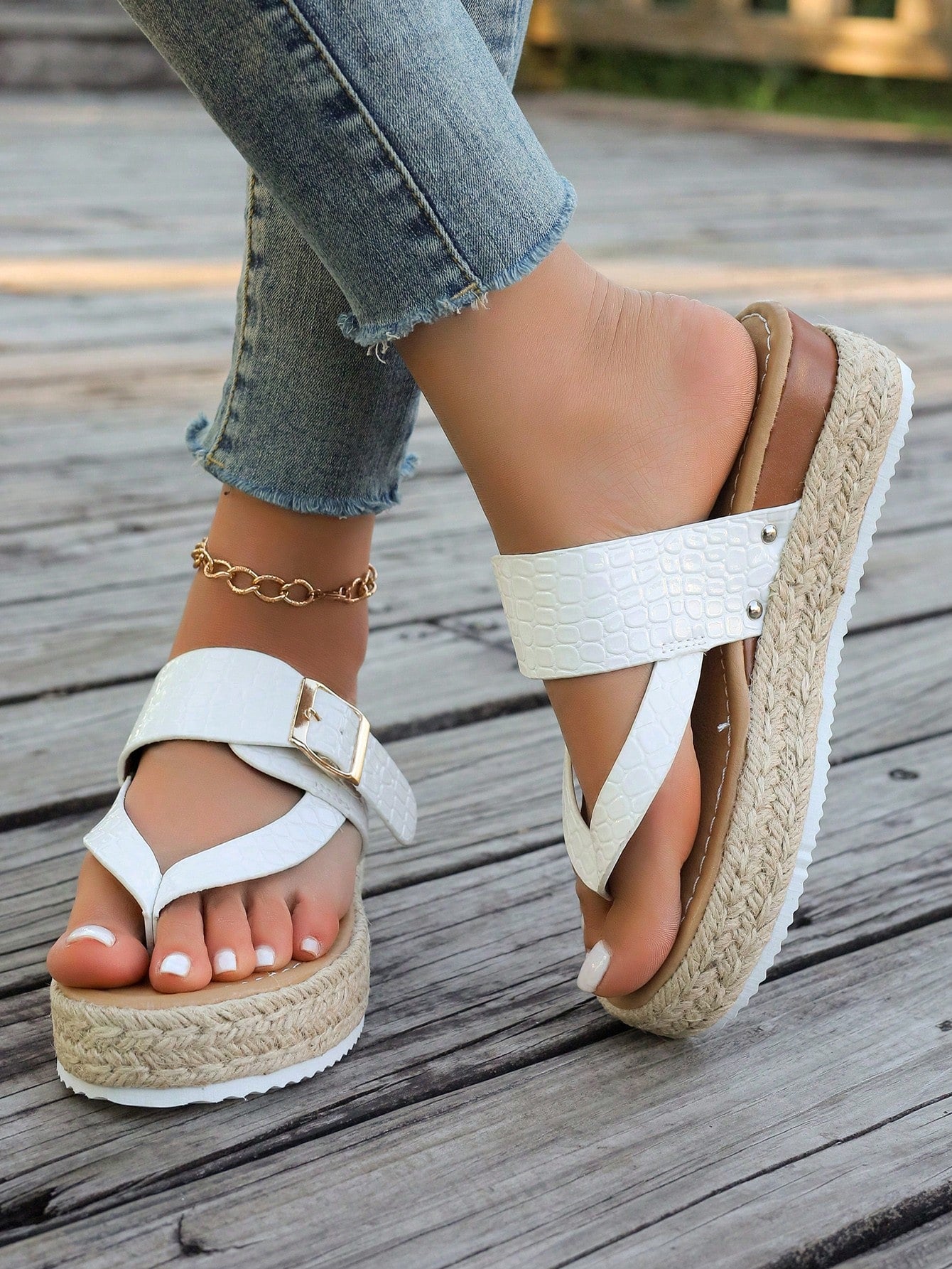 2024 New Summer Fashionable And Elegant Thick-Soled  Rope Wedge Heel Sandals With Toe Separator, Metal Buckle, Stone Textured, Silver Color