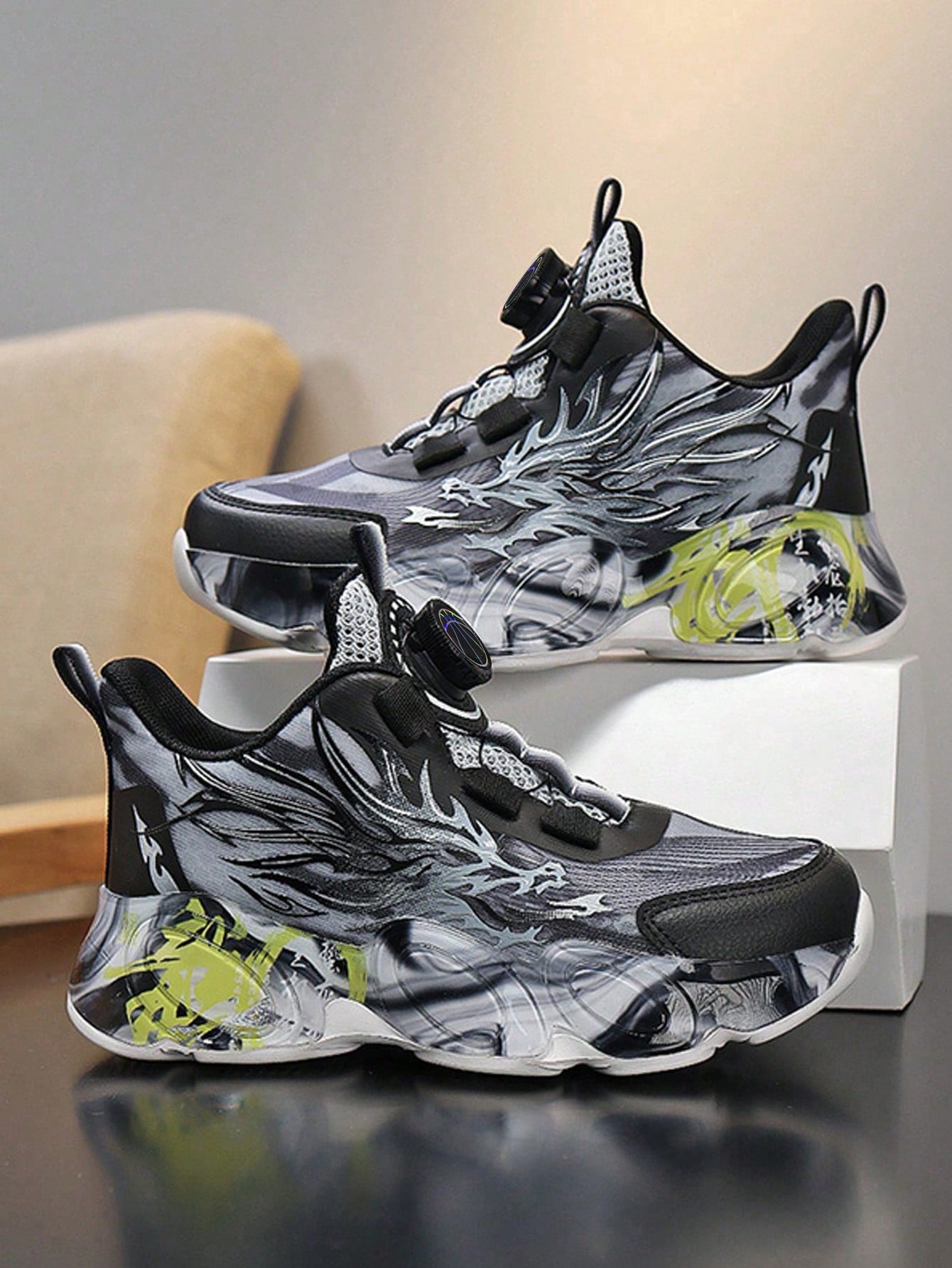 A Pair Of Graffiti Printed Fashion Design Comfortable, Wear-Resistant And Breathable Kids' Basketball Shoes, Suitable For Indoor And Outdoor Training, All Seasons.