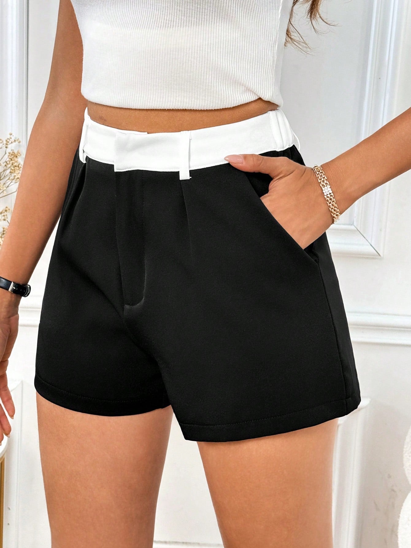 Women's Fashionable Black & White Color Block Shorts With Pockets, Summer Old Money Style