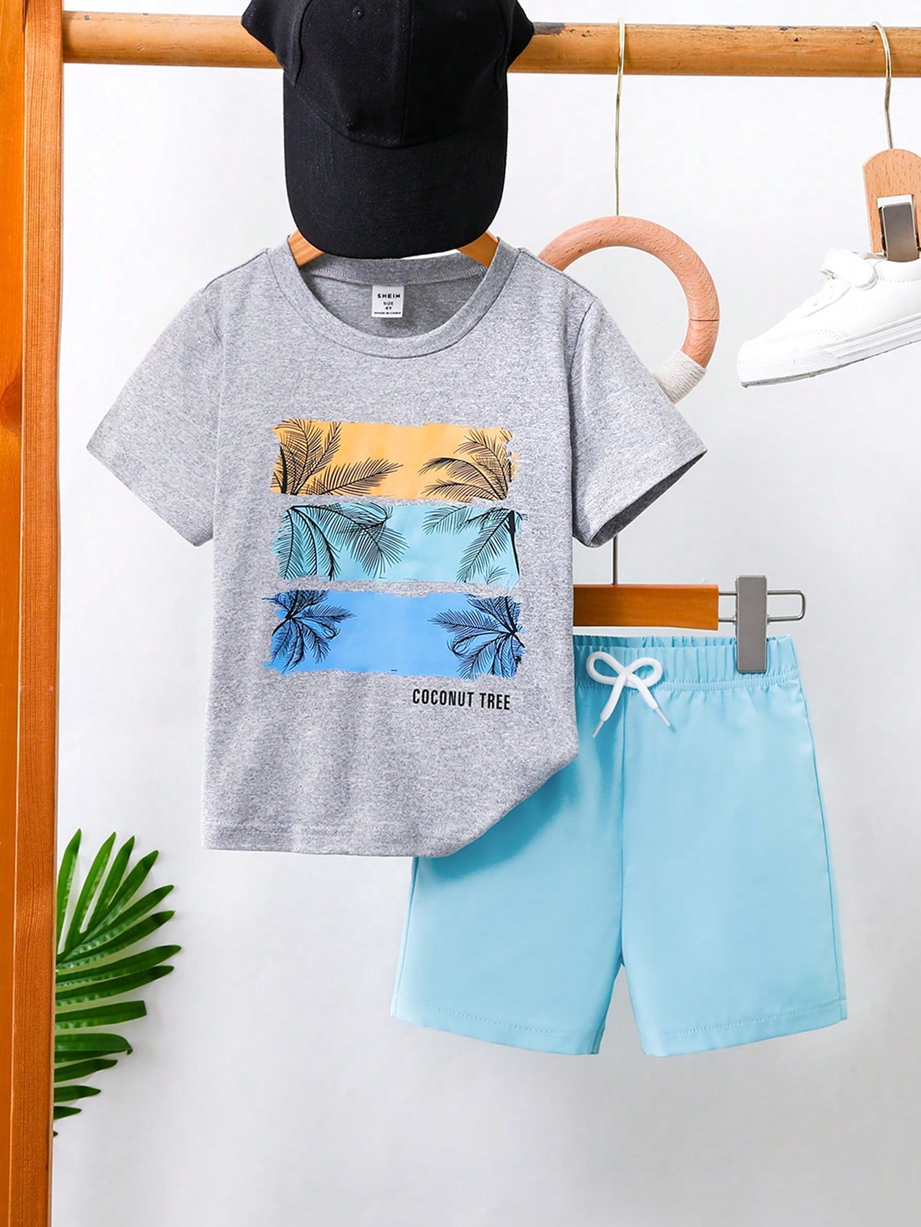 若い男の子のカジュアルなトロピカルレタープリント半袖Tシャツとショートパンツの夏セット