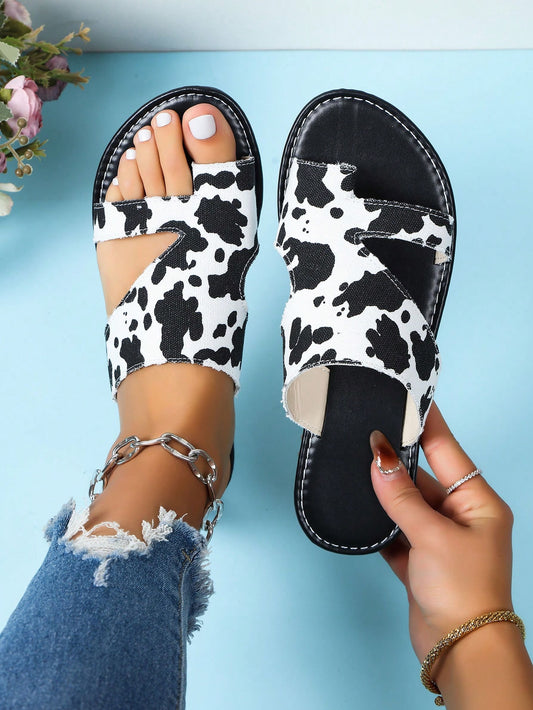 2024 Summer European And American Plus Size Women's Fashionable Beach Slip Resistant Cow Print Flat Vacation Style Sandals