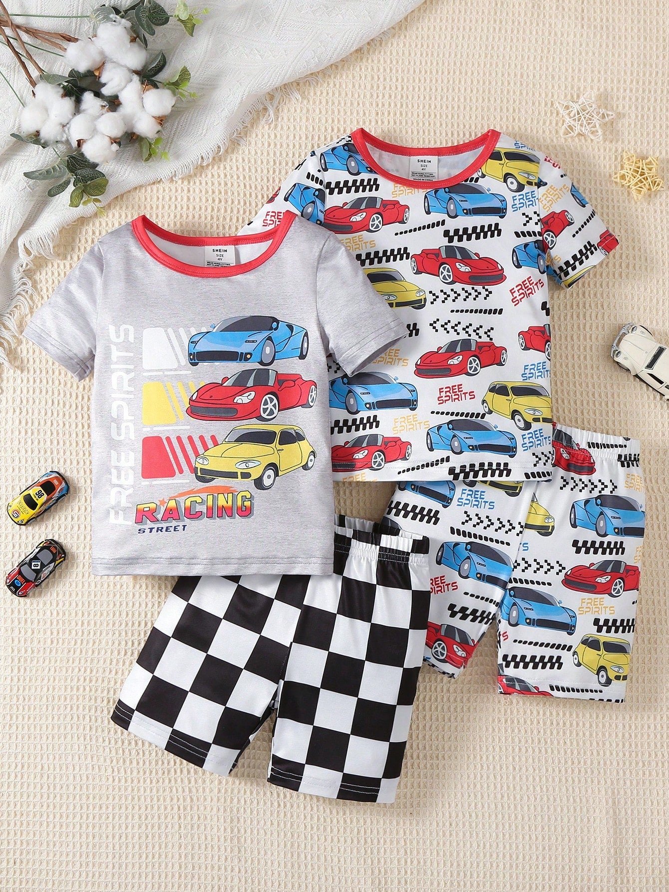 若い男の子向けシンプルでクールな車のプリント柄、ぴったりフィットの半袖Tシャツとショーツセット。ラウンジウェアに最適