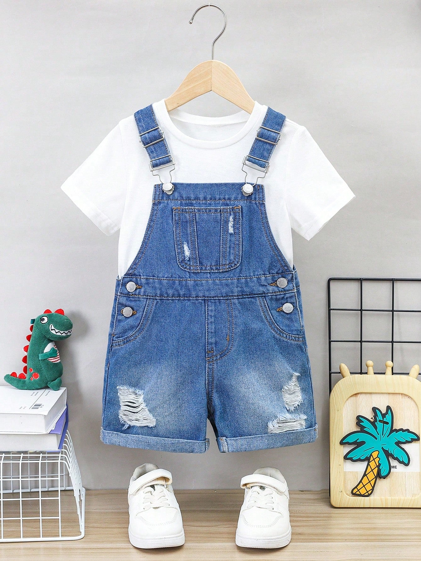 Young Boy Casual Fashion Loose Comfortable And Breathable Cut Out Ripped Frayed Design Boy Overall Shorts For Vacation And Dailywear