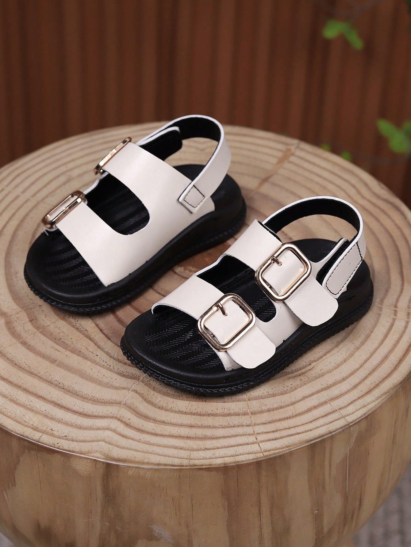 A Pair Of Fashionable And Simple New Style Flat Sandals For Girls With Metallic Chain Decoration, Comfortable And Versatile For Outdoor, Beach And Sports.