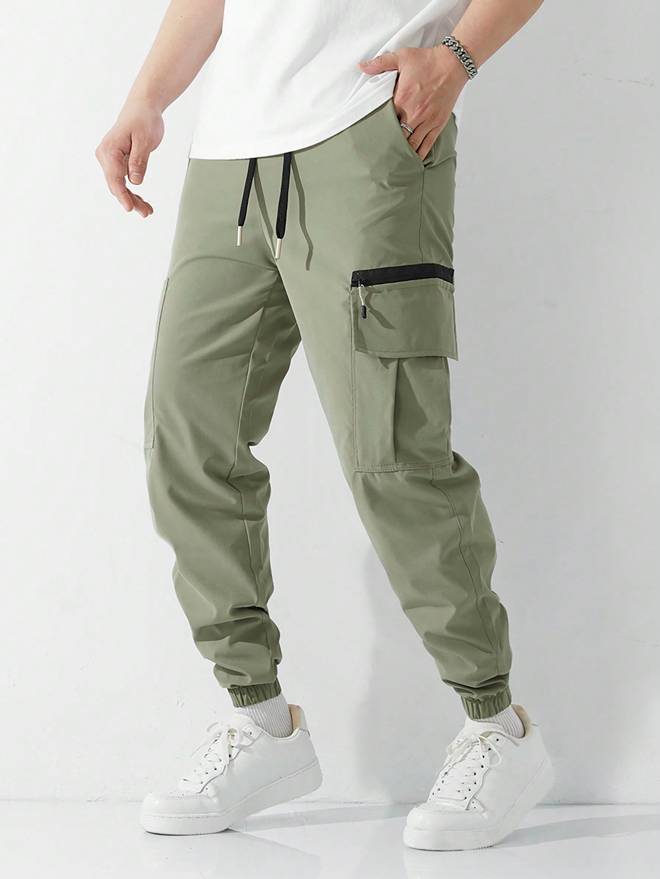 Men Flap Pocket Side Drawstring Waist Cargo Pants