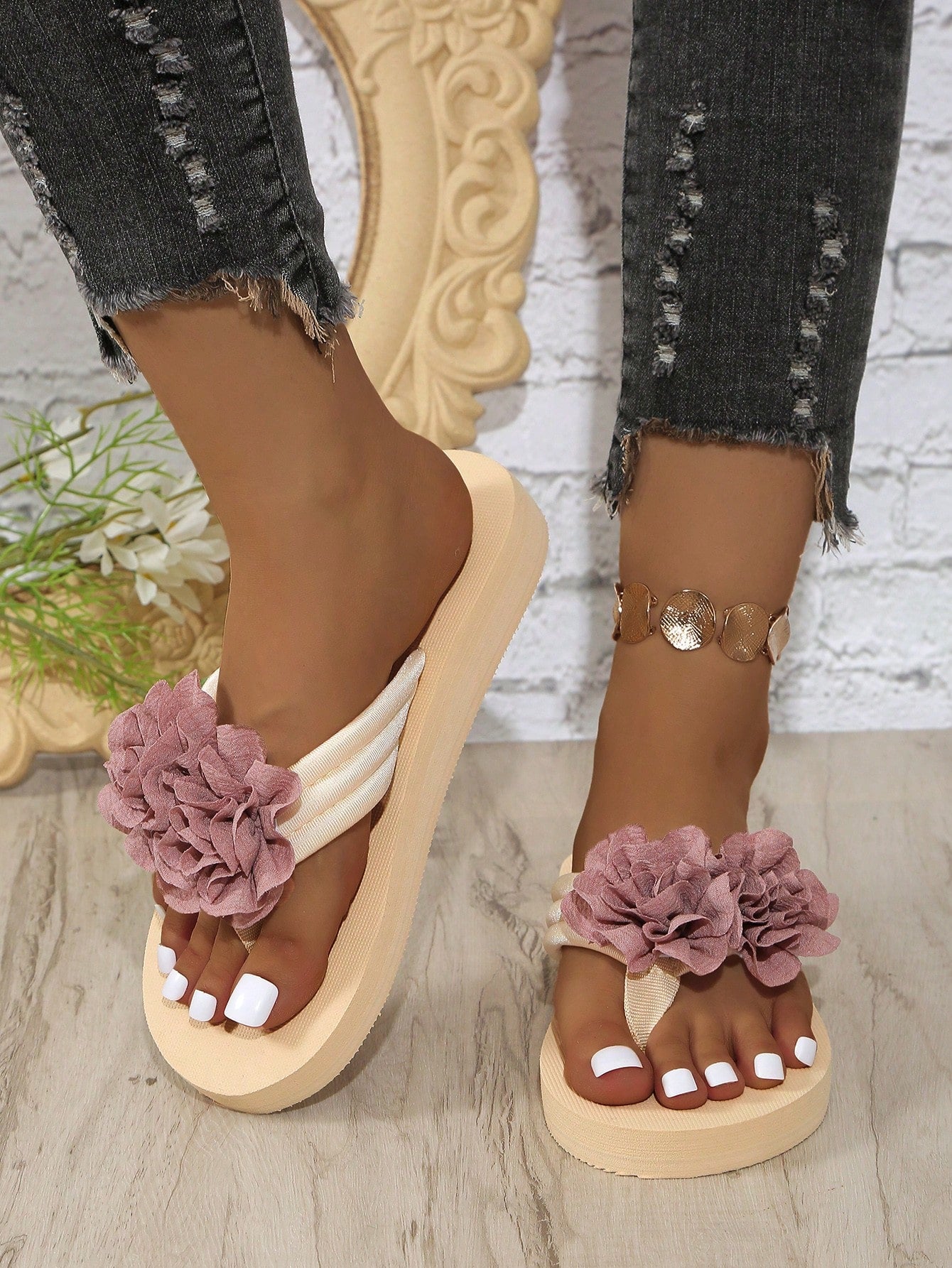 Women Handmade Flower Decor Thick Sole Anti-Slip Slippers With Toe Ring For Summer Beaches