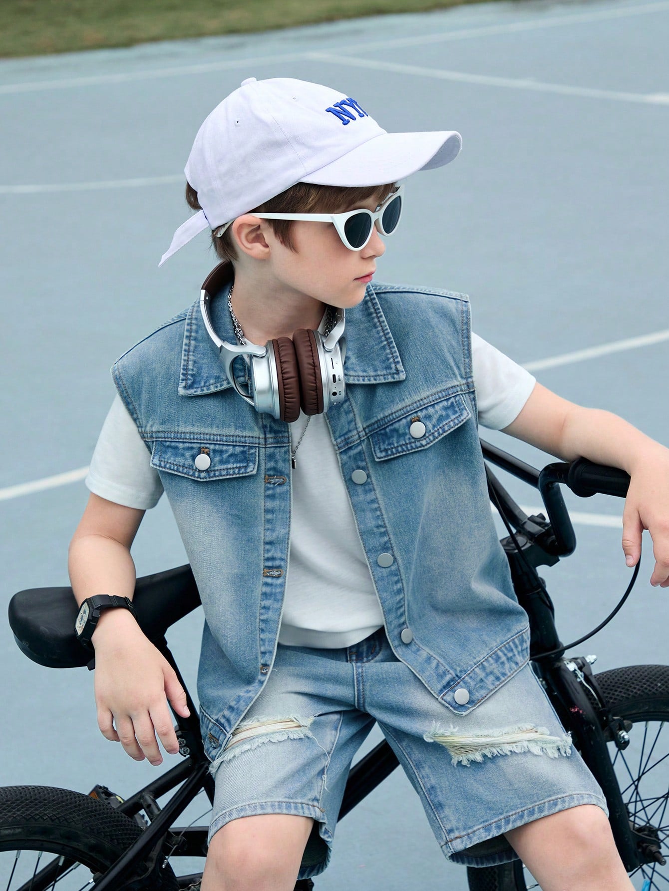 Tween Boy Loose-Fit Vintage American Style Denim Vest And Straight Distressed Shorts Two-Piece Set