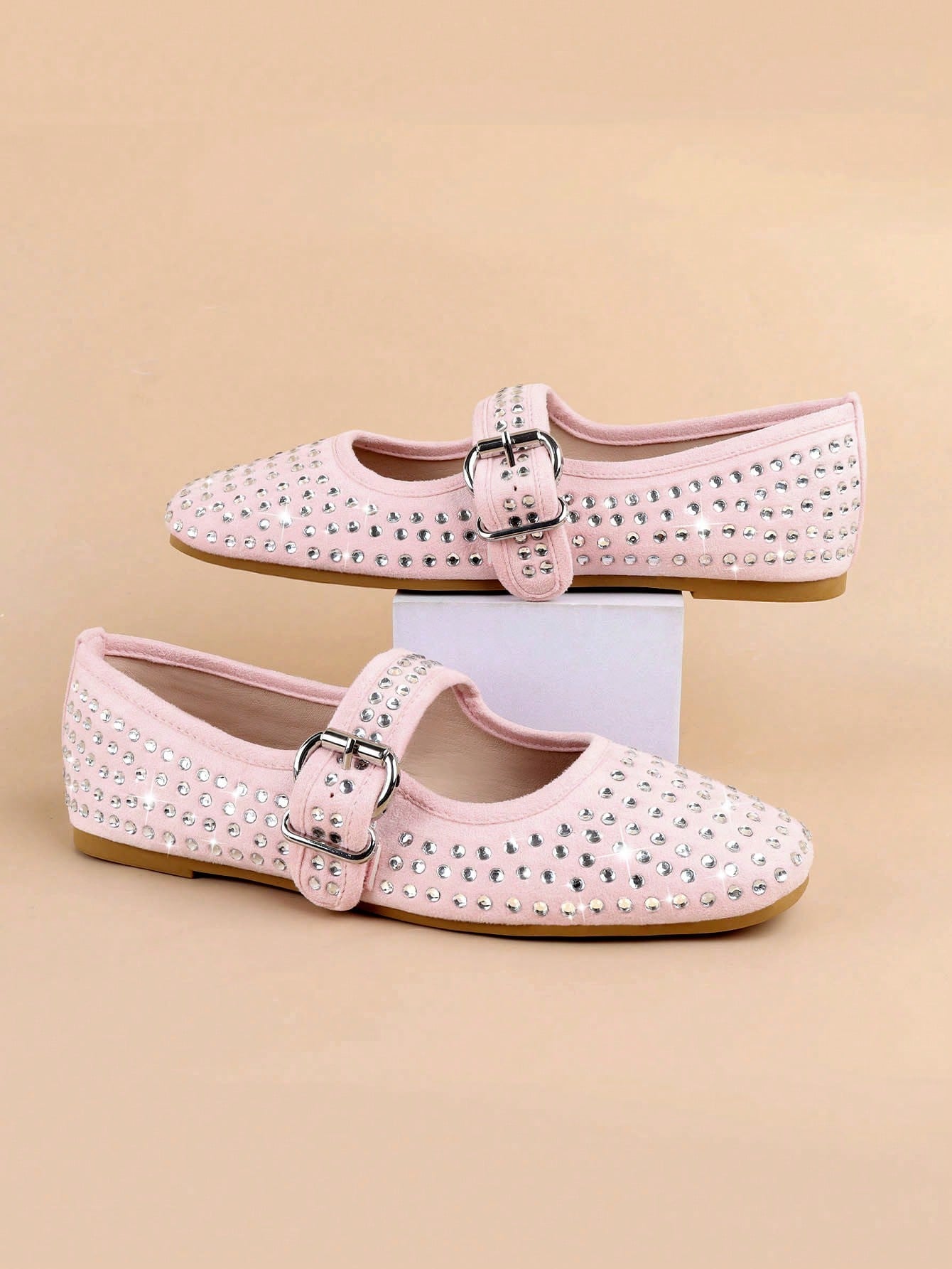 The Early Autumn Series Focuses On Basic Silhouettes And Classic Details, With A Particular Emphasis On Wide And Plus Sizes. With Exquisite Craftsmanship, It Presents Everyday And Formal Wear. This Ballet Flat Shoe Features An Embellished Upper That Elega