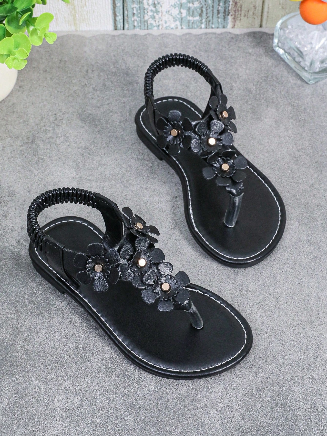 1 Pair Black Handmade Beaded Flower Design Round Toe Clip Toe Flat Comfortable & Cute Sandals For Baby Girls, Suitable For 3-12 Years Old, Ideal For Vacation, Outdoor, Parties, Or Casual Summer Wear