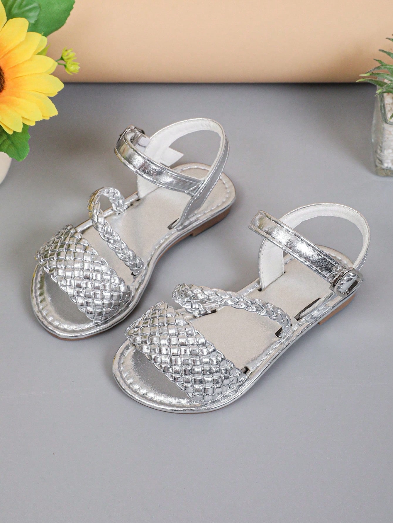 1 Pair Unisex Big Size Black Sandals For Kids And Teens, Featuring Solid Color, Widen Braided Cross Toe Strap, Buckle Closure, And Peep-Toe Round Toe Design. Made With Slip-Resistant, Comfortable And Lightweight TPR Sole. Suitable For Daily And Outdoor We