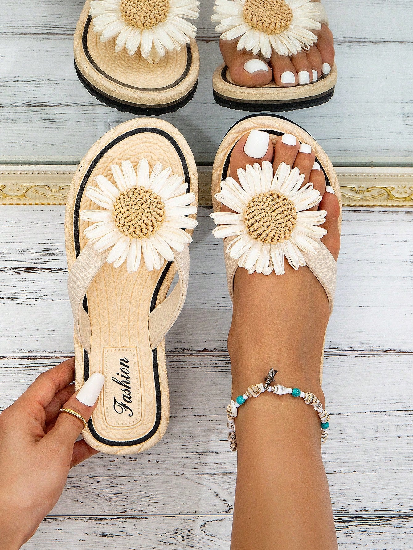 Women's Fashion White Floral Summer Shoes, Woven-Style Grass-Imitation Ladies' Flat Sandals, Casual Beach Slippers With Straw-Like Bottom And Flip-Flop Design