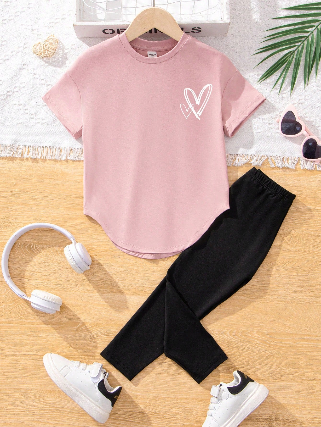 Tween Girls' Casual Minimalist Heart Pattern Short Sleeve T-Shirt And Pants Set Suitable For Summer