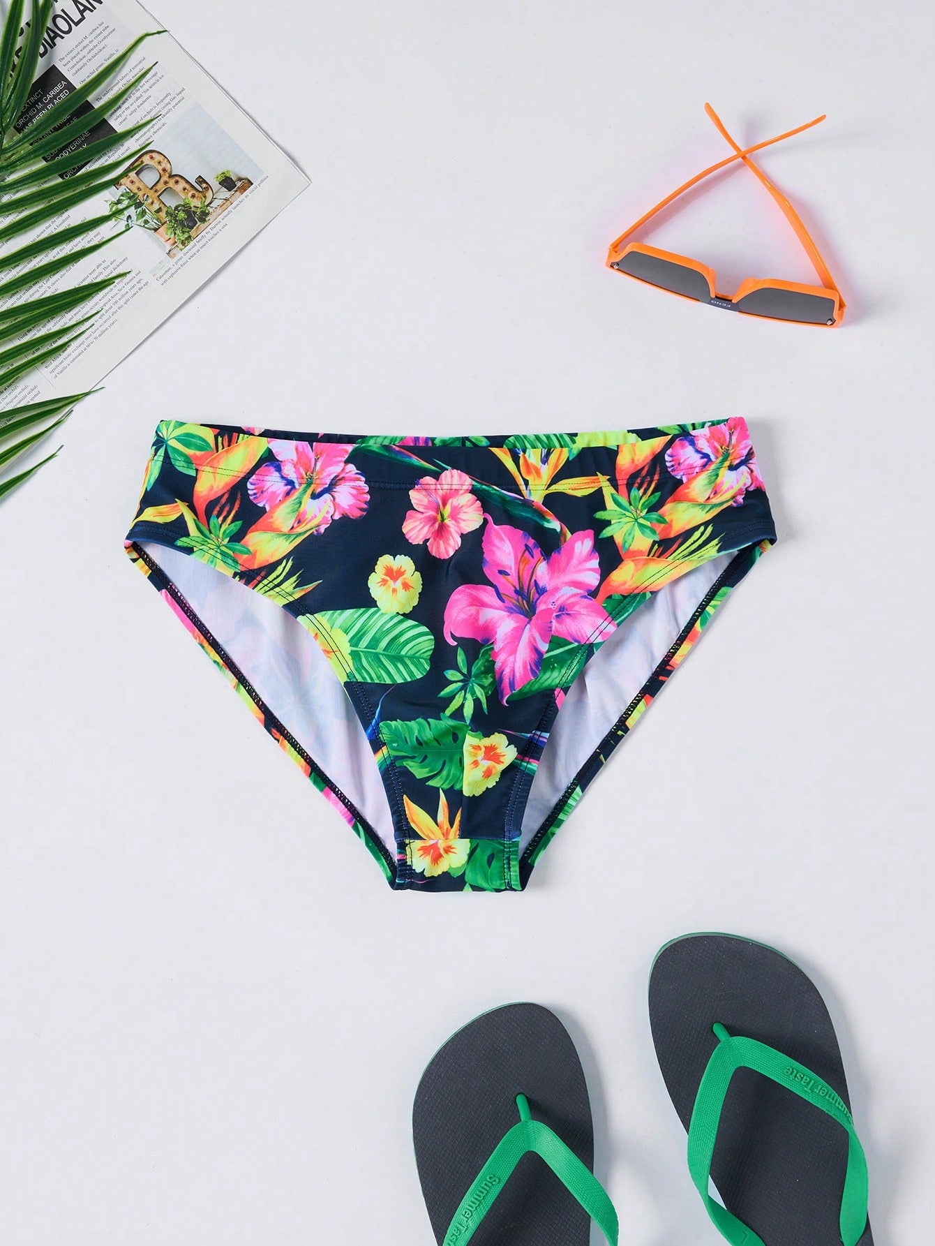 Men's Floral Leaf Printed Triangle Swim Trunks - Vacation Style