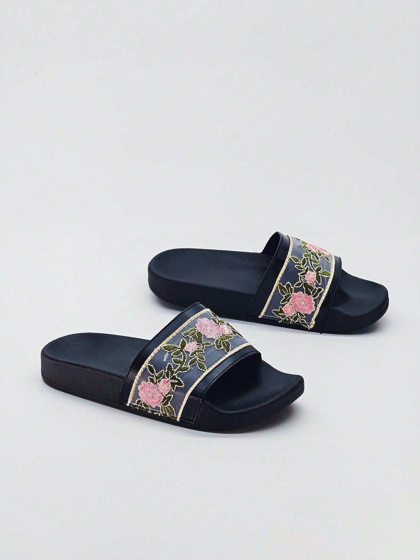 2024 New Black Casual Home & Holiday Women Thick Sole Diamond Slide Slippers Fashionable Platform Lady Flip Flops