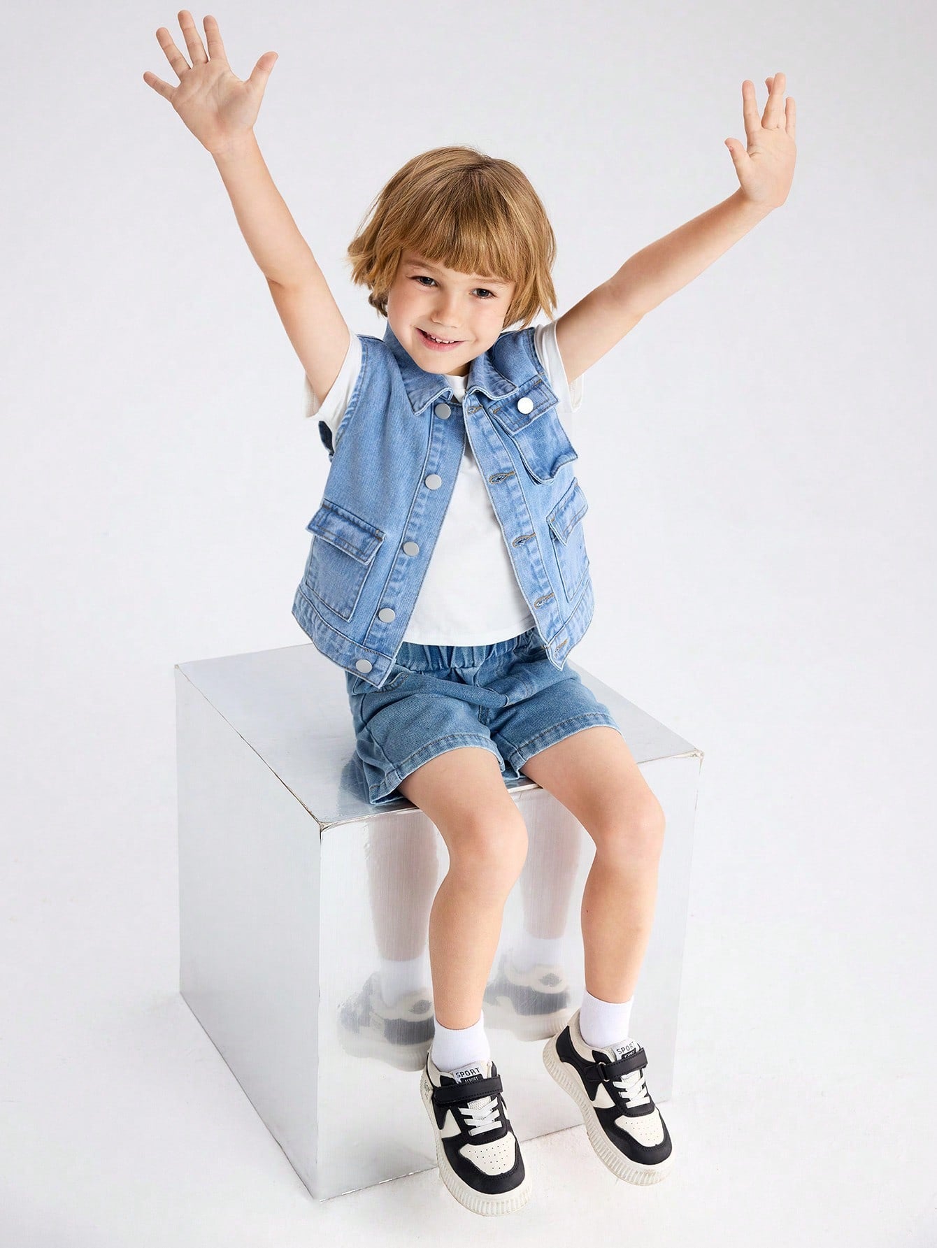 Young Boy Street-Style Washed Denim Jacket With Organ Pleats And Multiple Pockets