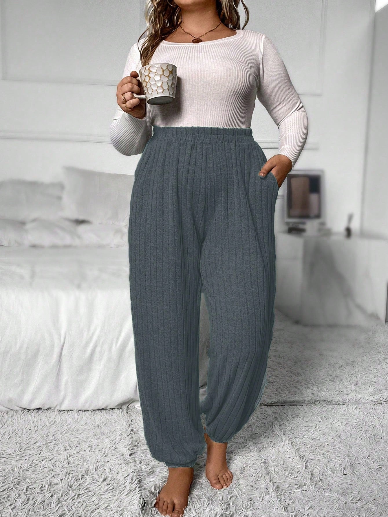 Plus Size Women Solid Color Elastic Waistband Joggers With Side Pockets And Ruched Detail