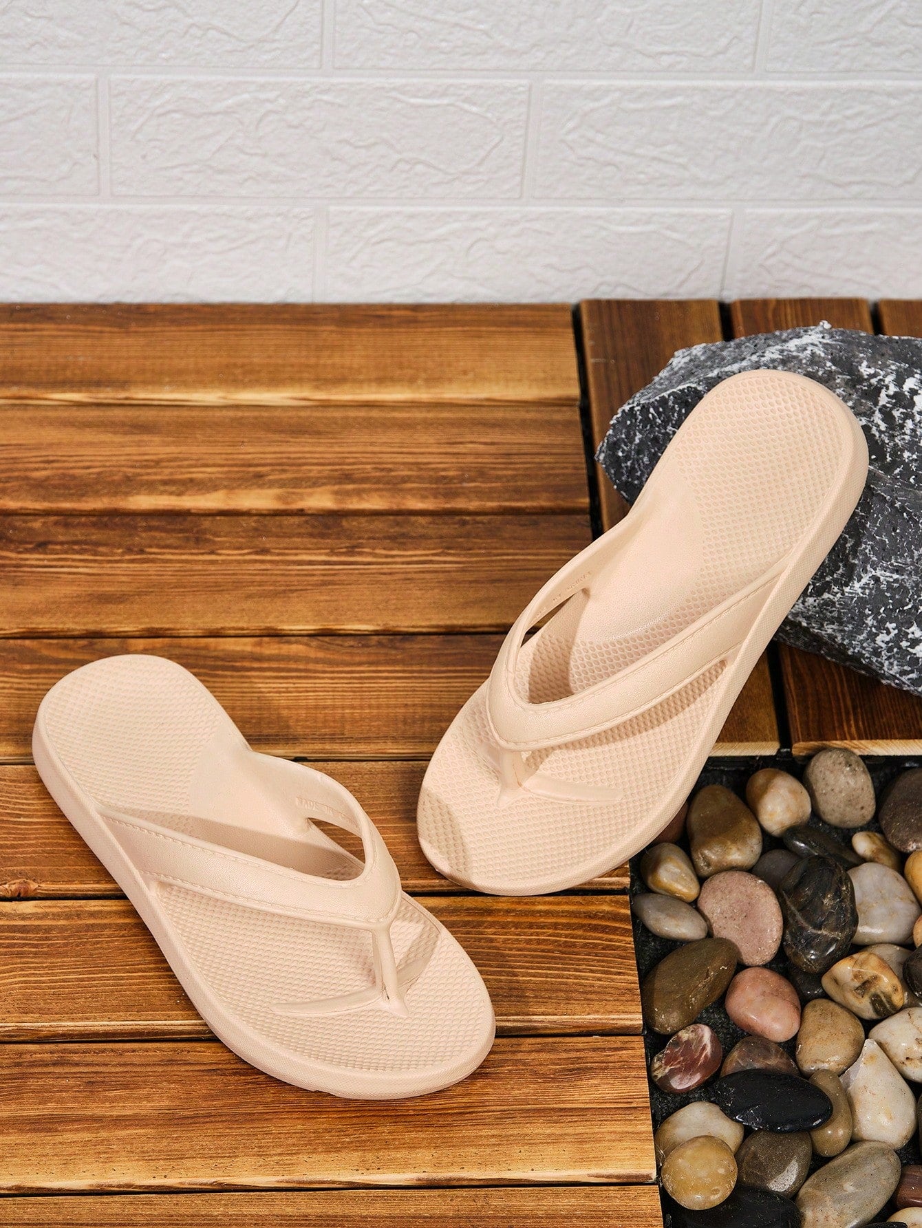 Ladies' Casual Slip-On Flat Sandals, Simple & Comfortable Height-Increasing Slippers, Fashionable For Photo-Taking, Travel & Vacation, Solid Color Plastic Slippers