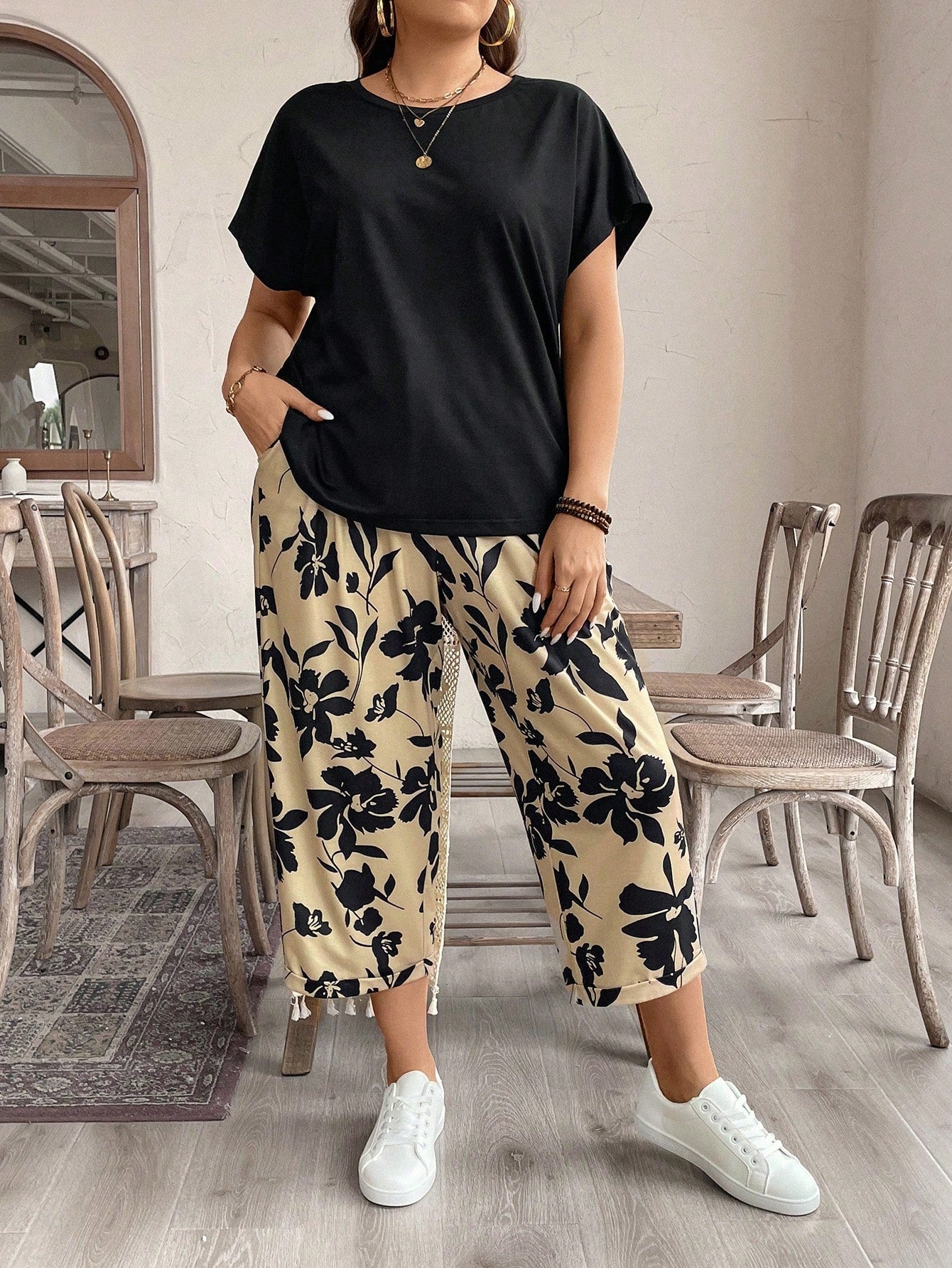 Plus Batwing Sleeve Tee & Drawstring Waist Camo Print Capris Pants