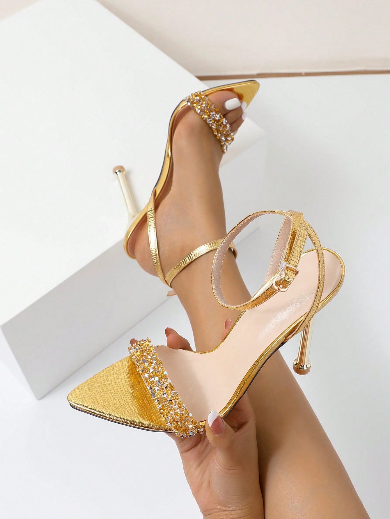 2024 Spring/Summer Fashion High Heels Pointed Toe Ankle Strap Golden Sandals