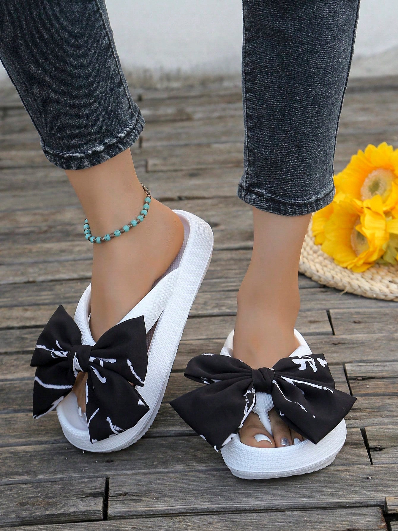 2024 Summer New Women's Thick-Soled Slipper, Casual Resort-Style Handmade Bowknot Beach Sandals, Large Size And Random Print