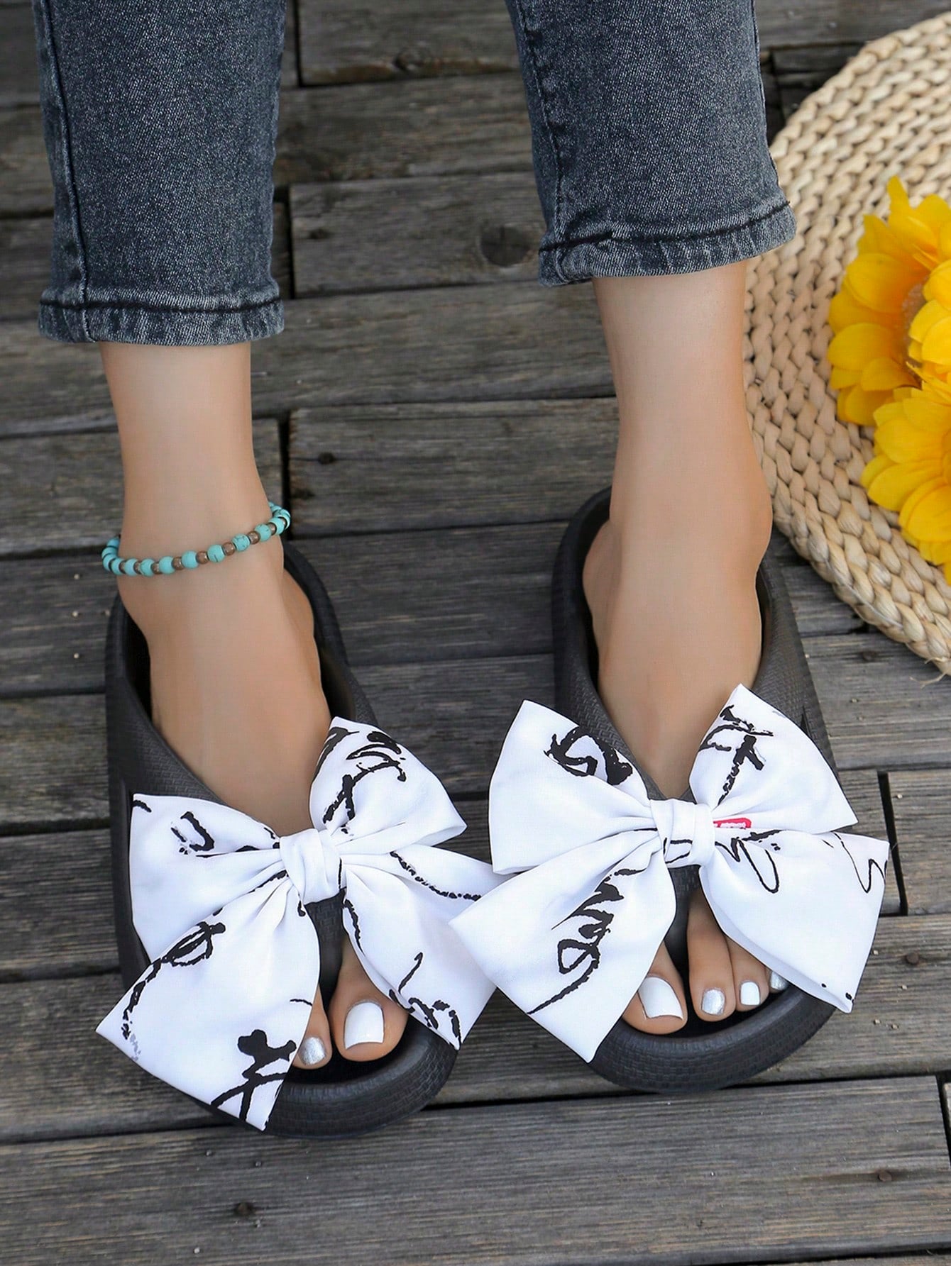 2024 Summer New Women's Thick-Soled Slipper, Casual Resort-Style Handmade Bowknot Beach Sandals, Large Size And Random Print