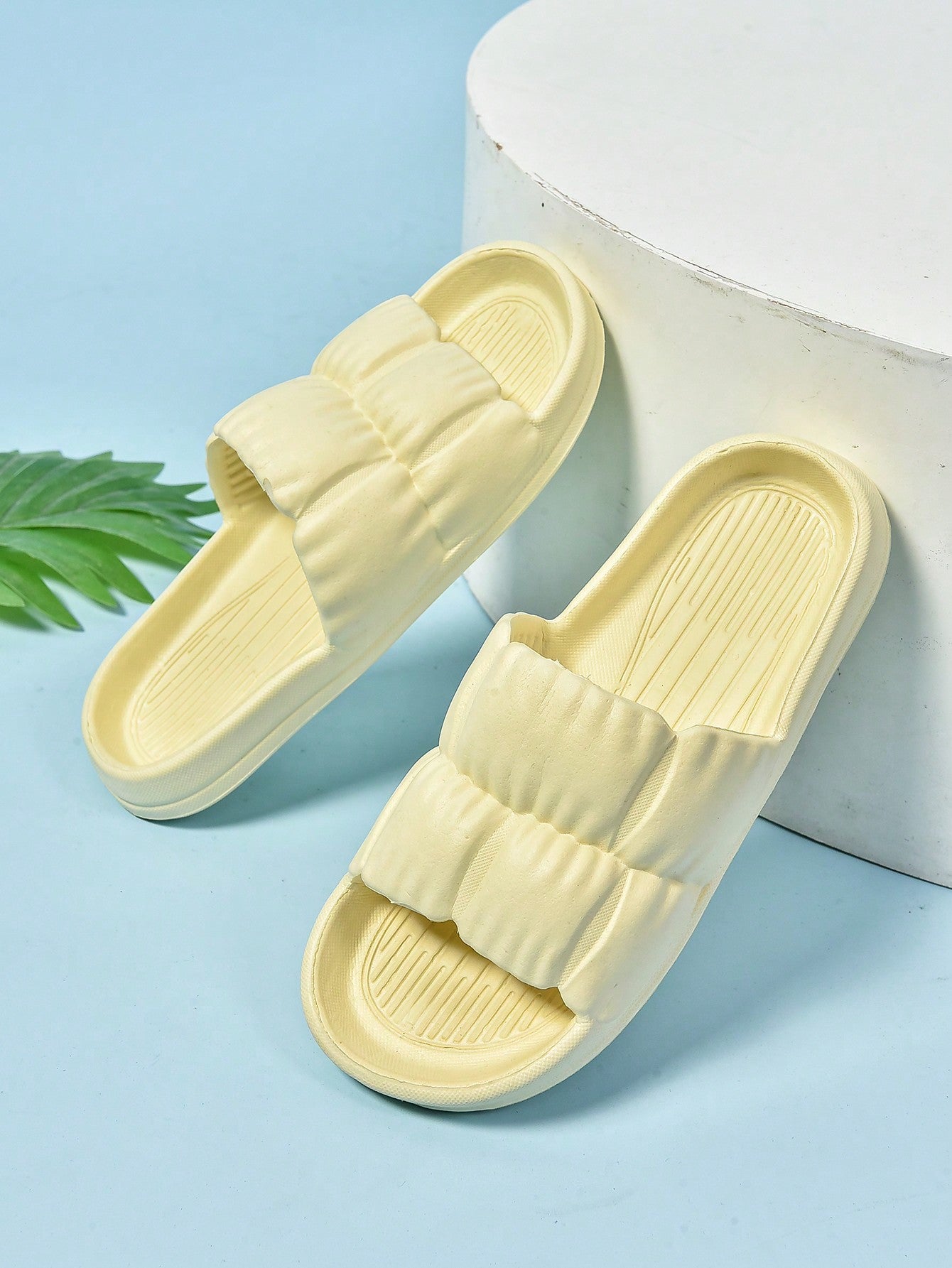 Summer Fashion Indoor/Outdoor Beach/Resort/Home Pink, Beige, Yellow Slippers For Women And White Thick-Soled Plastic Bath Slipper For Men. Couples' Slip-Proof Flat Sandals, Anti-Slip Men's Indoor House Hotel Bathroom Lightweight And Comfortable