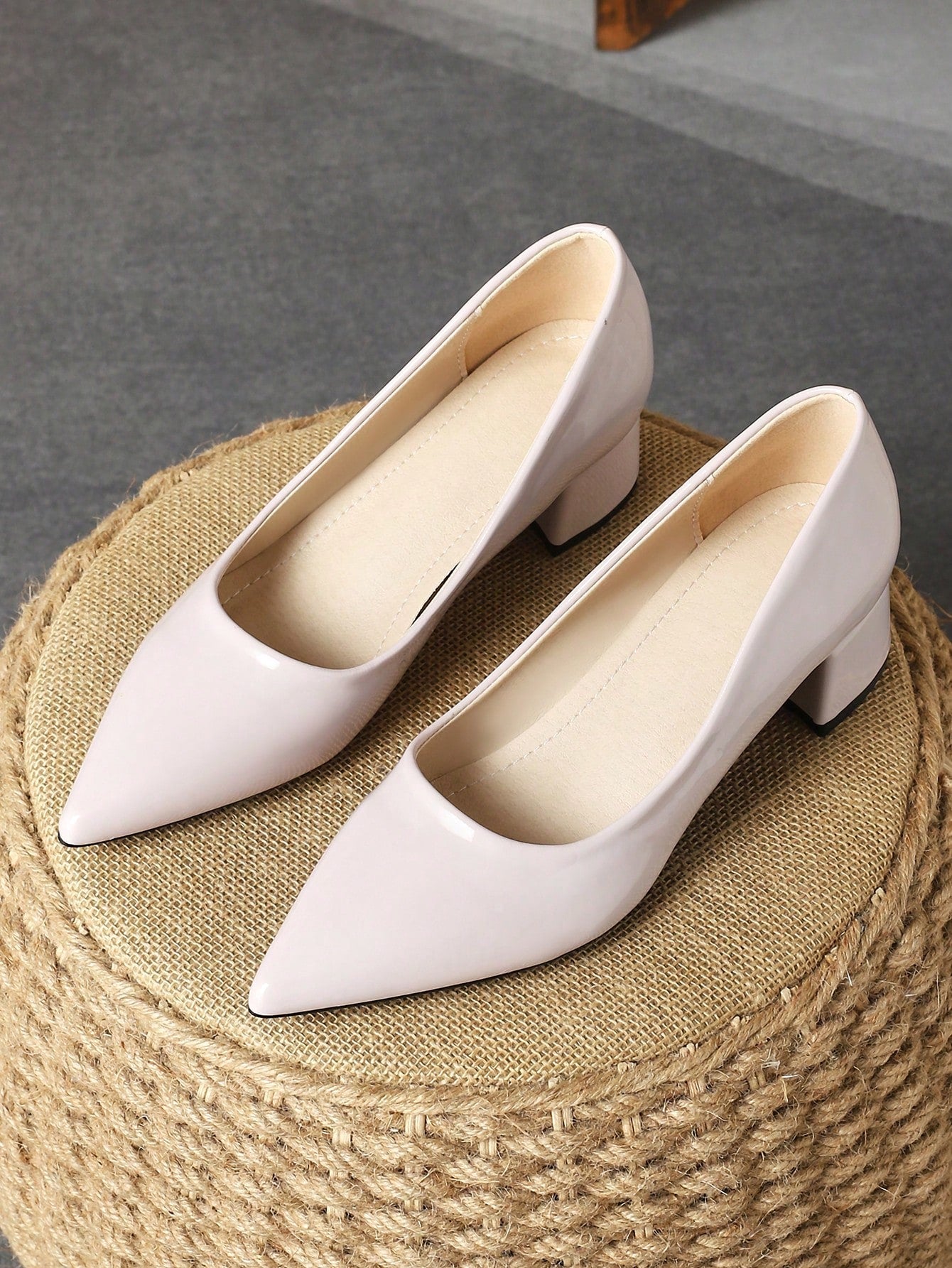 Women's Fashionable Green Pointed-Toe Shallow Mouth Pump Shoe With Blue Stone Texture, Beige Heel, Ideal For Holidays, Shopping, Outdoor Activities, Available In Red, Yellow, Vintage Casual Style, High-Grade Black Flat Shoe