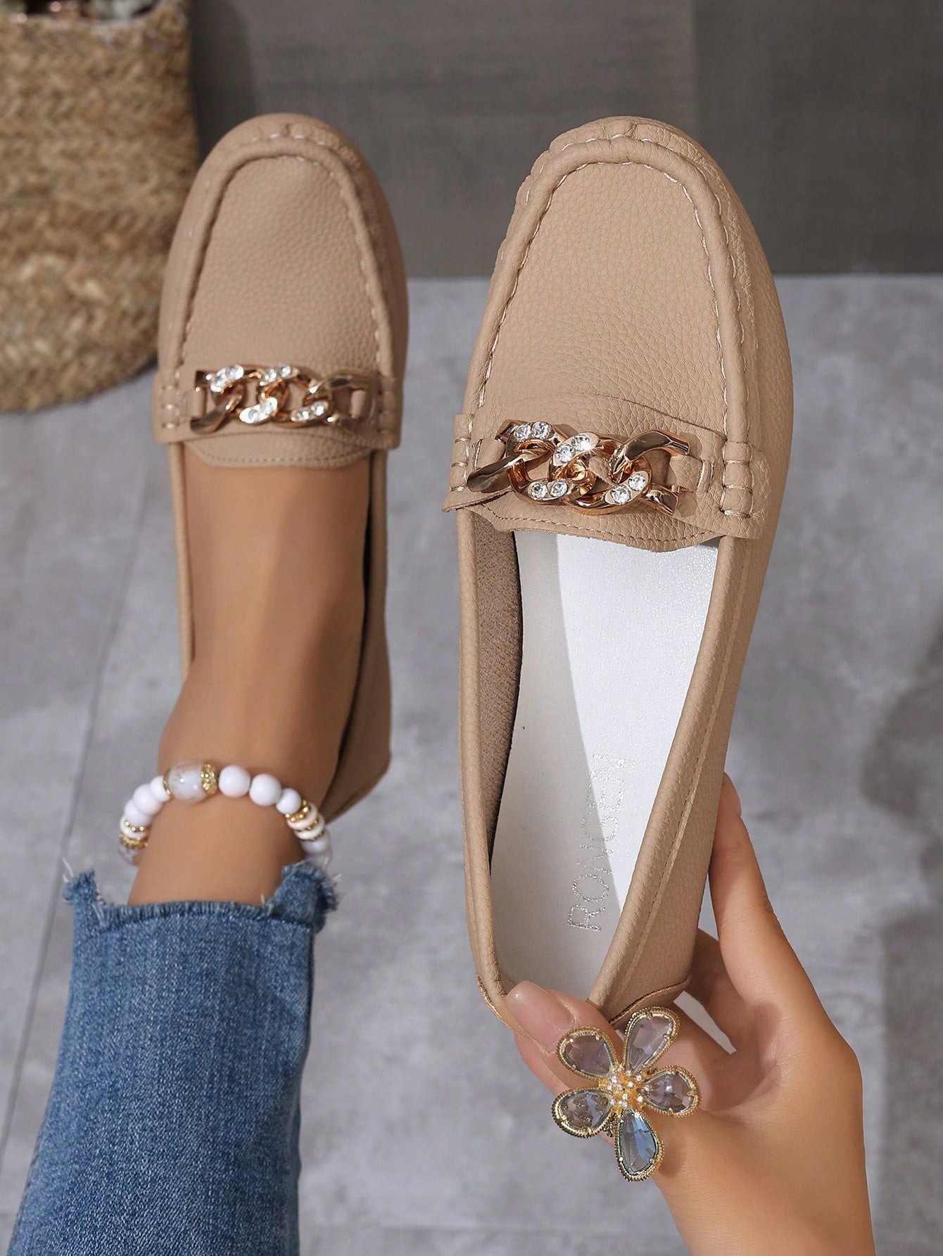 Women Metal Chain Decorated Flat Shoes Round Toe Casual Slip Resistant White Loafers For Spring And Autumn