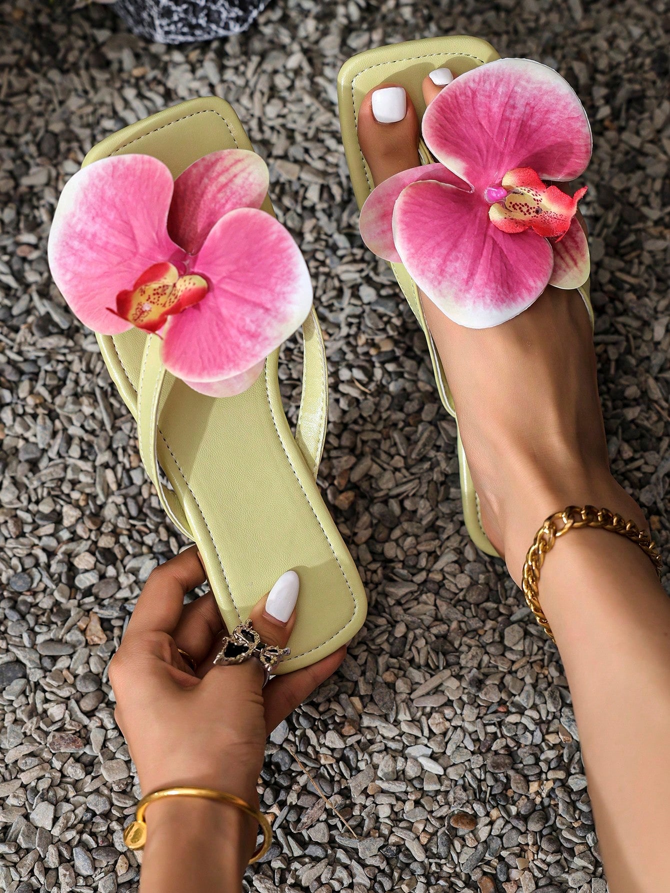 New Arrival Plus Size Women's Comfortable Outdoor Sandals, Flower Decor Flip-Flops With Flat Sole, Large Size Green Slippers For Women