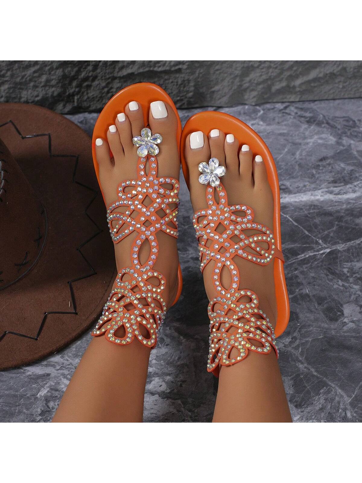 Women's Fashionable Clip Toe Flat Sandals With Rhinestone Embellishment, Hollow Out Design, Comfortable Slip-On Slippers, Can Be Worn As Beach Shoes