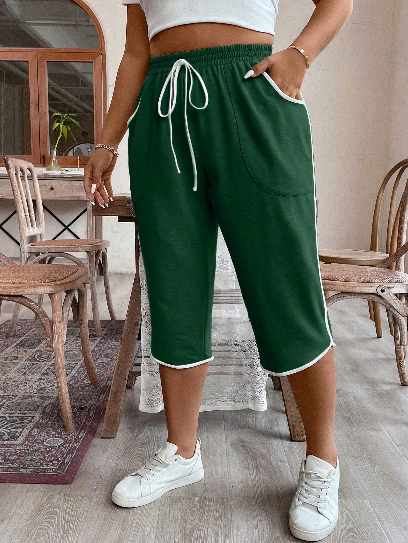 Plus Size Women Drawstring Waist Loose Fit Capri Pants With Pockets