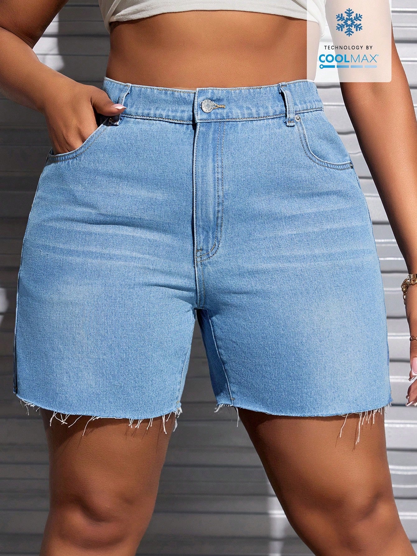 Plus Size Women's Frayed Hem Denim Shorts