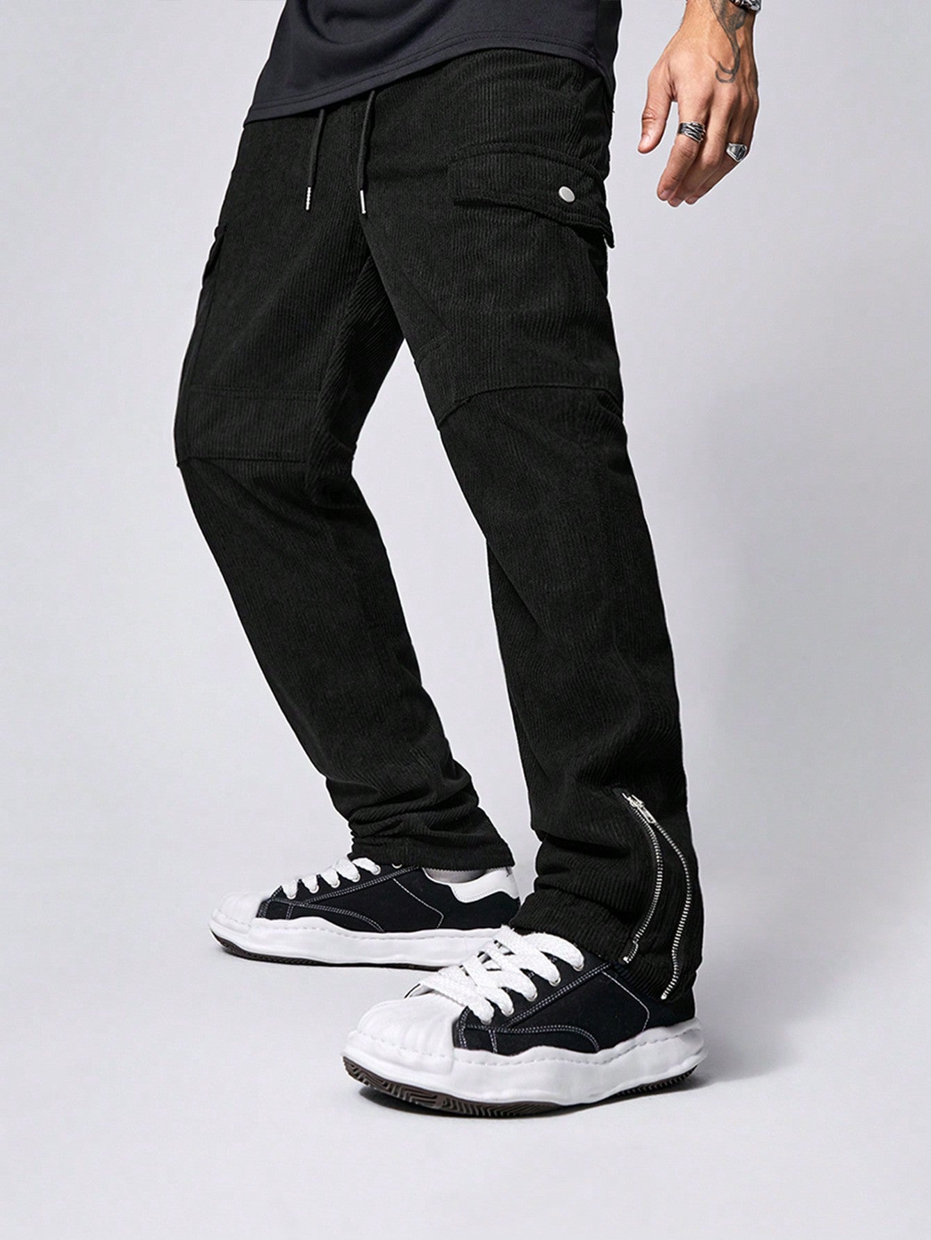 Men Flap Pocket Side Drawstring Waist Corduroy Pants