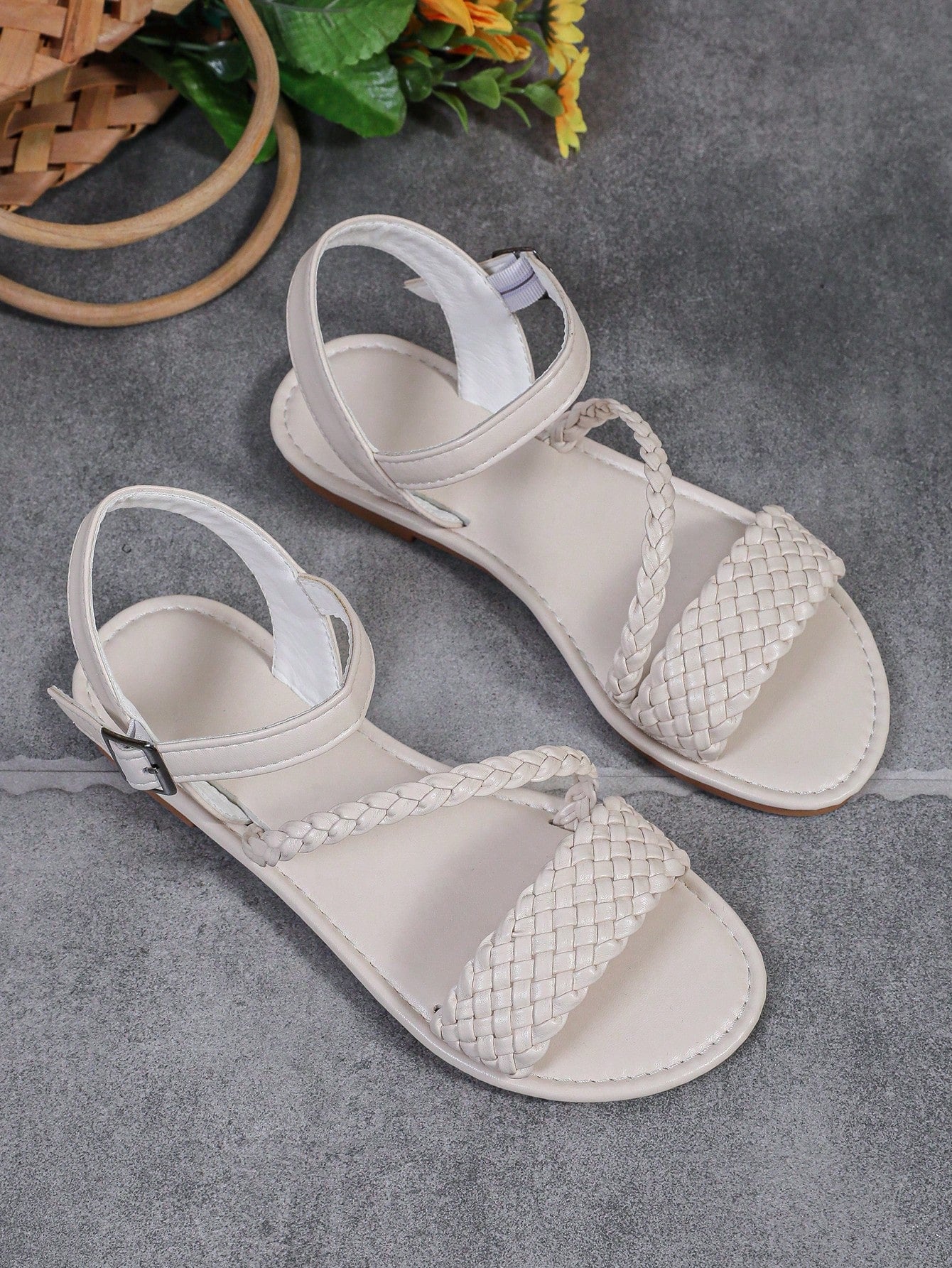 1 Pair Unisex Big Size Black Sandals For Kids And Teens, Featuring Solid Color, Widen Braided Cross Toe Strap, Buckle Closure, And Peep-Toe Round Toe Design. Made With Slip-Resistant, Comfortable And Lightweight TPR Sole. Suitable For Daily And Outdoor We