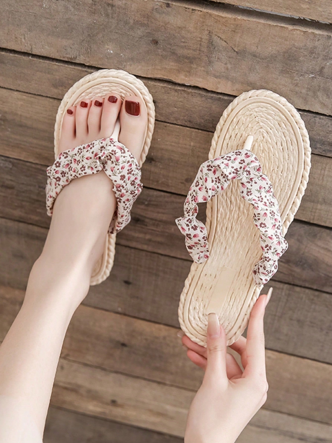 Women's Slippers New Summer Style, Holiday Casual Floral Slipper, Ladies' Simple And Elegant Soft And Lightweight Anti-Slip Comfortable Toe Separator Flat Sandals, Simple And Fashionable All-Match Outdoor Flip Flops. White Flat Bottom Women's Sandals For