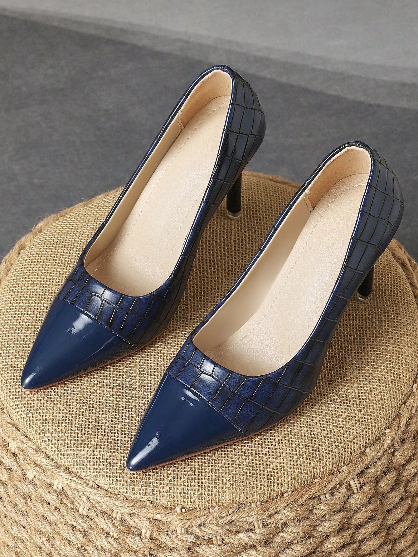 Women's Comfortable Pointed Toe Shallow Mouth Fine Heel Pumps, 9cm Heel, Stylish Vintage Navy Blue Casual Shoes With High-End Feelings