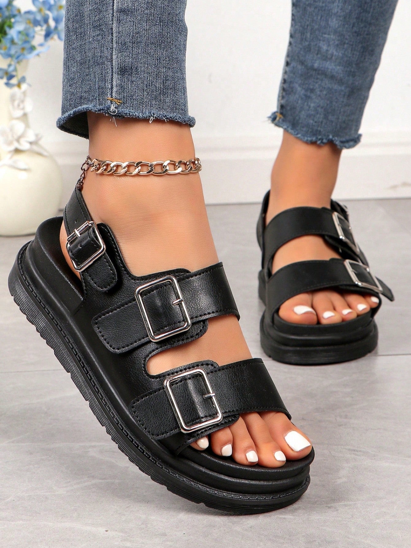 Thick-Soled Sandals For Teenagers, With Buckled Detail, Sporty And Leisure Style, 2024 Summer New Arrival Women's Casual Solid Color Flat Sandals With Buckle Strap