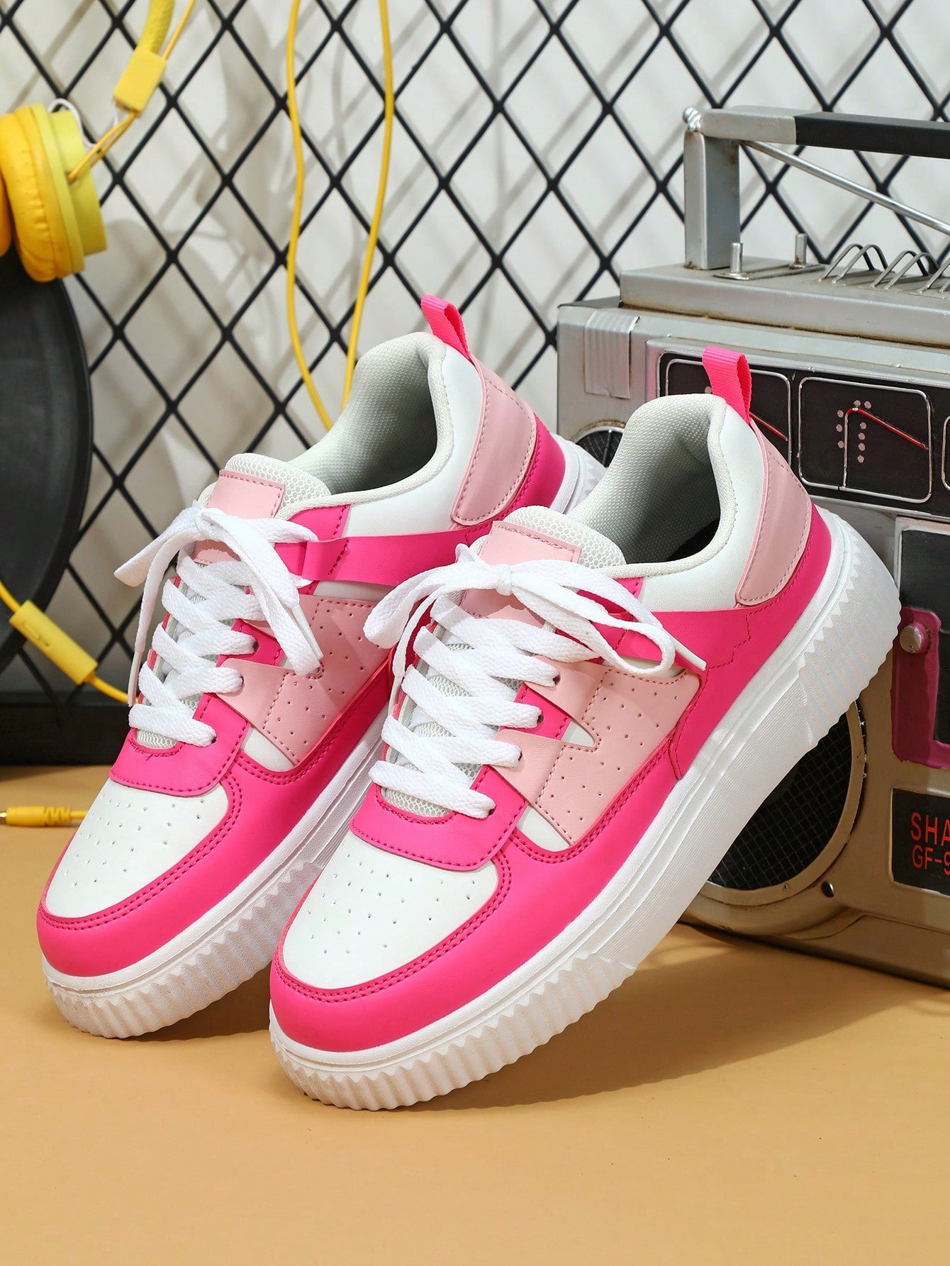 White & Pink Princess Pink Color Block Fashionable Classic Trendy Sports Shoes For Boys, Girls, And Students, Suitable For Skateboarding And Walking