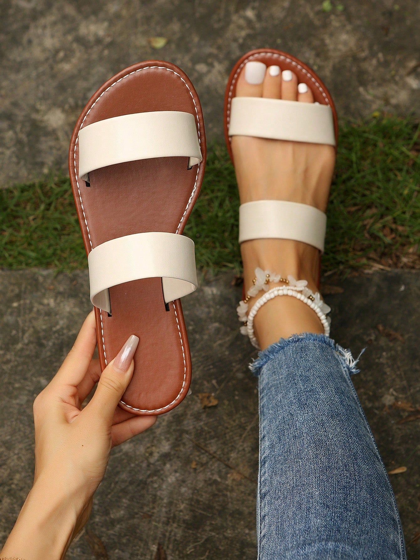 European And American Style Women's White Flat Sandals Casual Outdoor Beach Slippers Cross Strap PU Leather Sandals