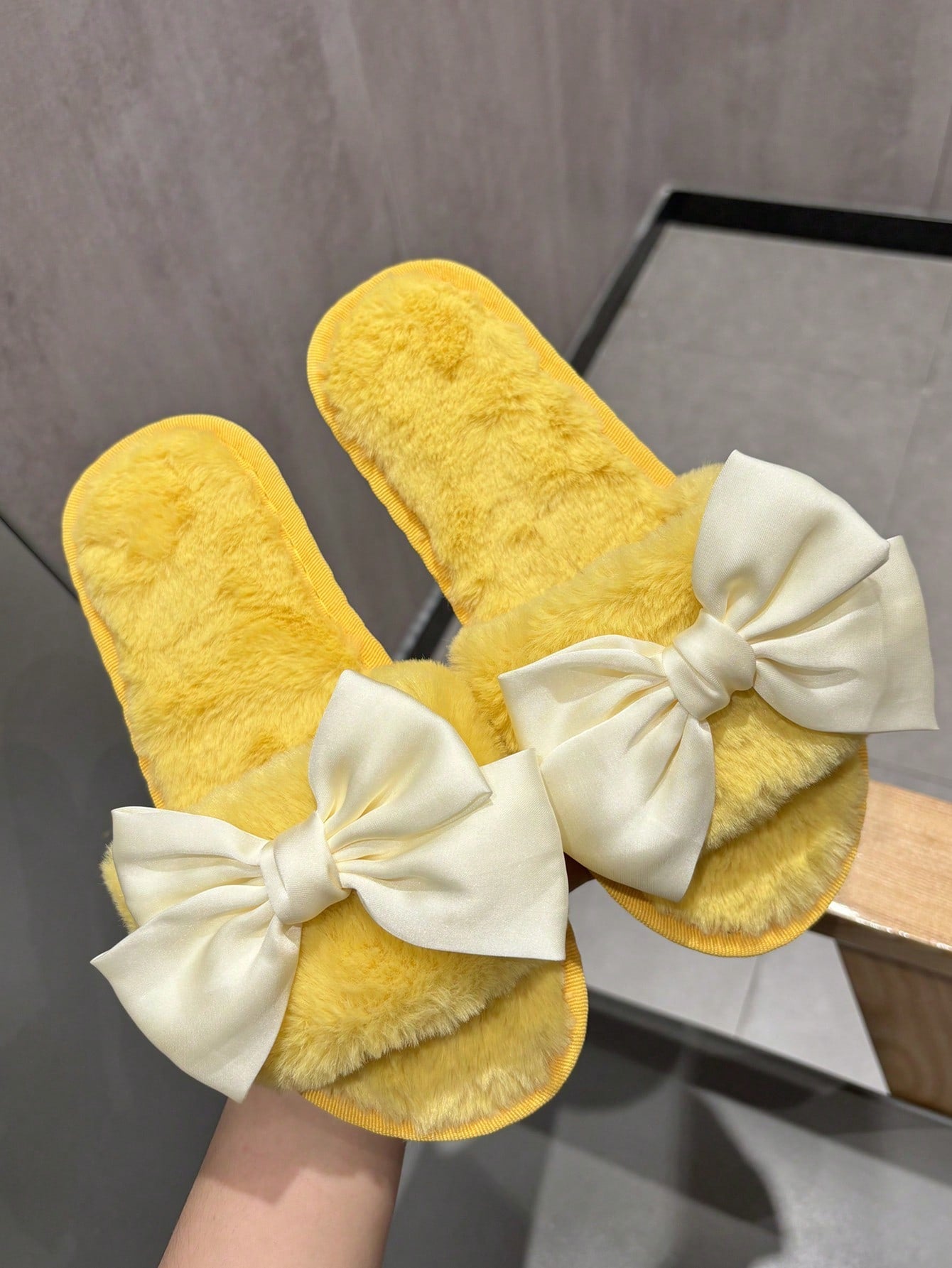 Women's Elegant White Plush Bow Yellow Flat Plush Slipper, Perfect For Valentine's Day Party And Home Use