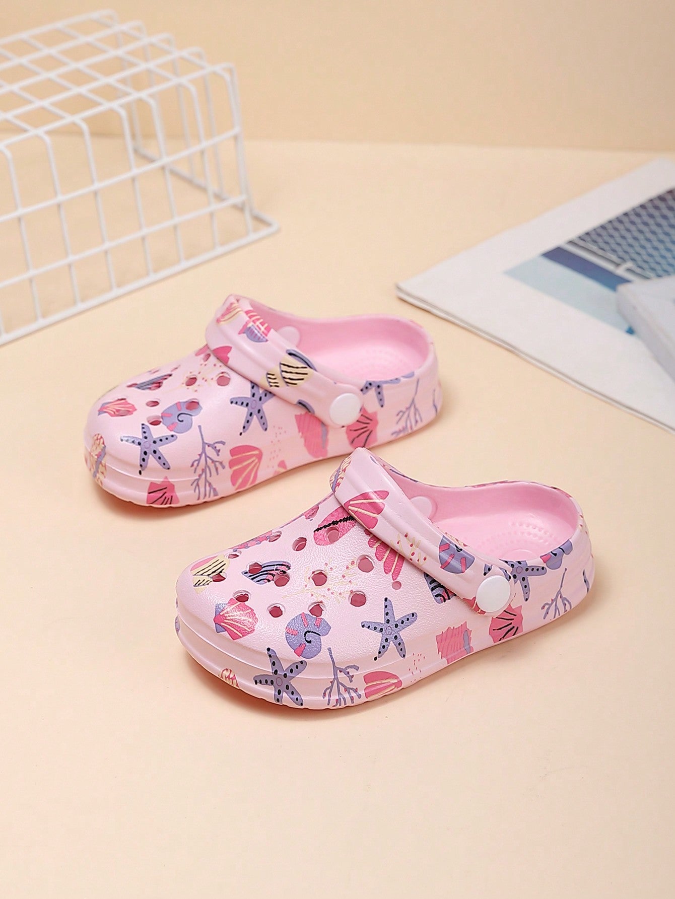 Children's Fashionable And Versatile Hollow Shoes, Lightweight And Comfortable, Quick-Drying, Suitable For Indoor And Outdoor Beaches