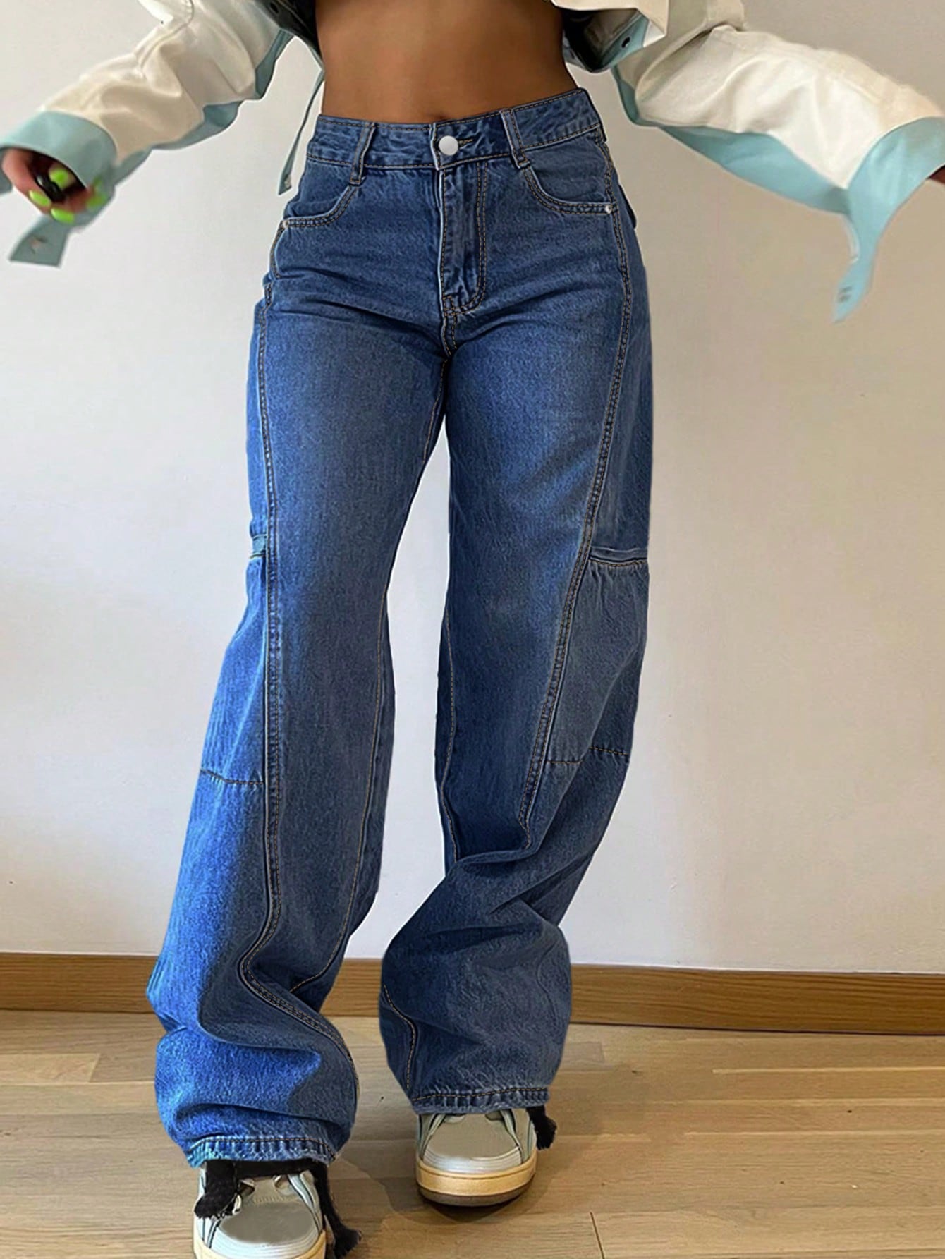 Boyfriend Style Loose Fit Jeans With Slanted Pockets And Washed Finish