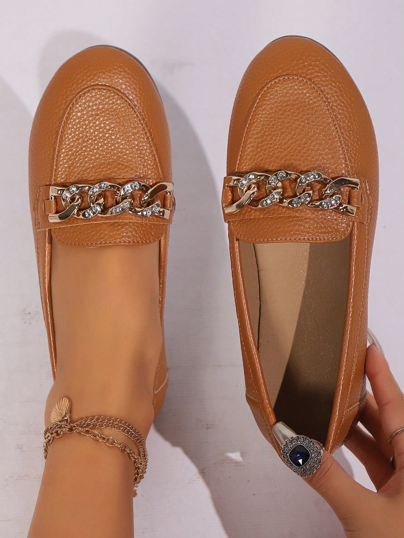 Black And White Round Toe Flats With Gold Chain Decoration, Slouchy Loafers, Vintage PU Leather, Elegant British Style, 2024 New Spring/Summer Collection, Shallow Mouth Slip-On Flats With Metal Buckle, Soft And Comfortable Sole, Suitable For Work And Dail