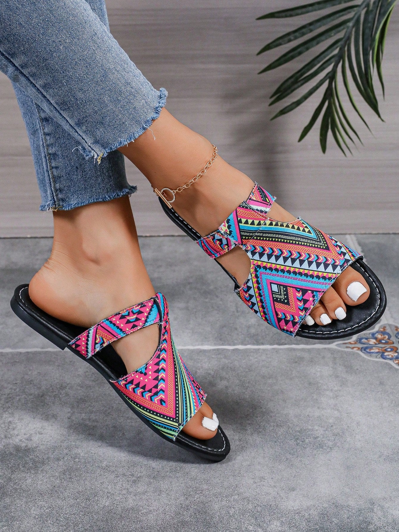 New Style Women's Plus Size Roman Fashion Floral Flat Sandals, Imported