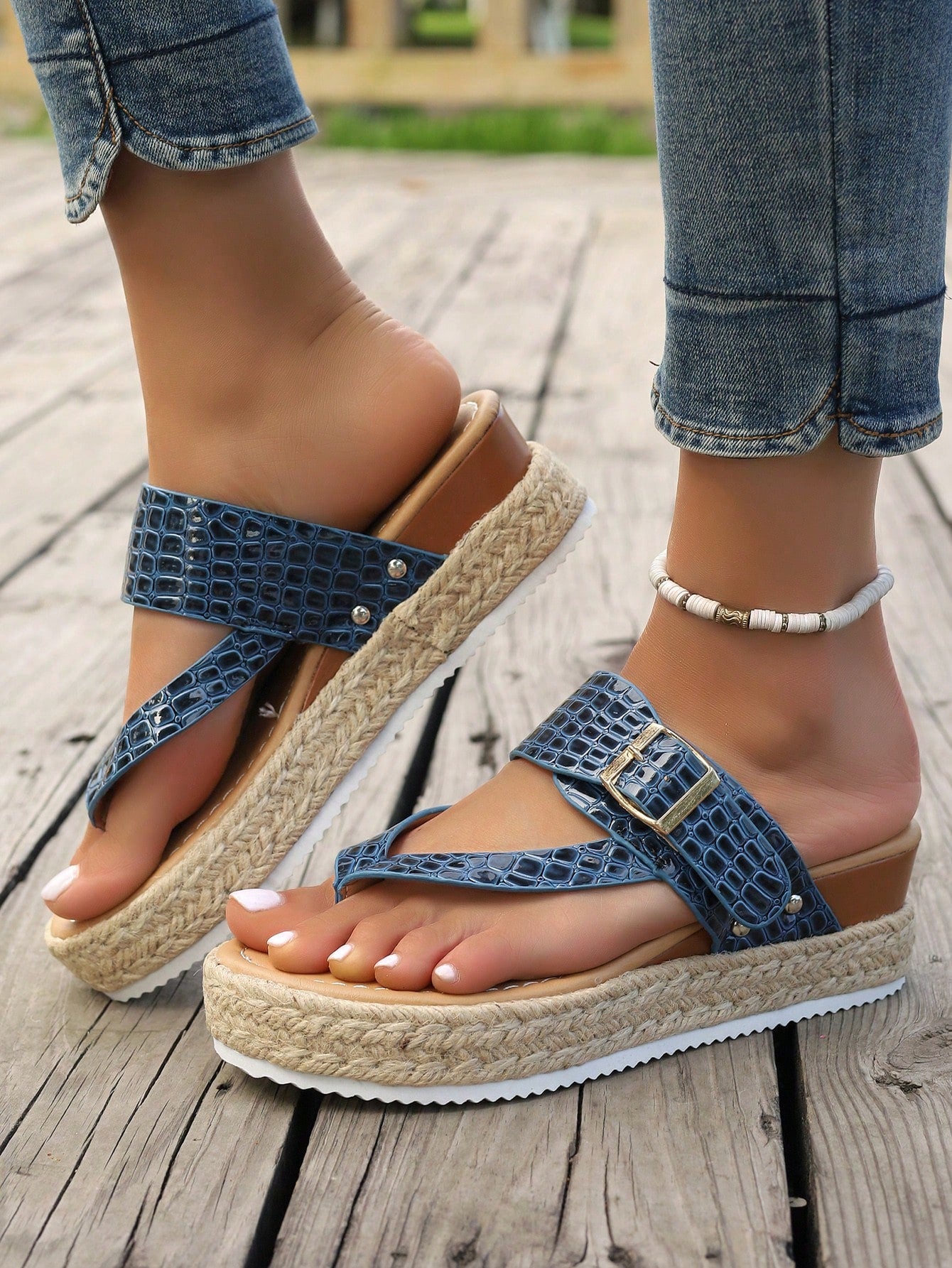 2024 New Summer Fashionable And Elegant Thick-Soled  Rope Wedge Heel Sandals With Toe Separator, Metal Buckle, Stone Textured, Silver Color