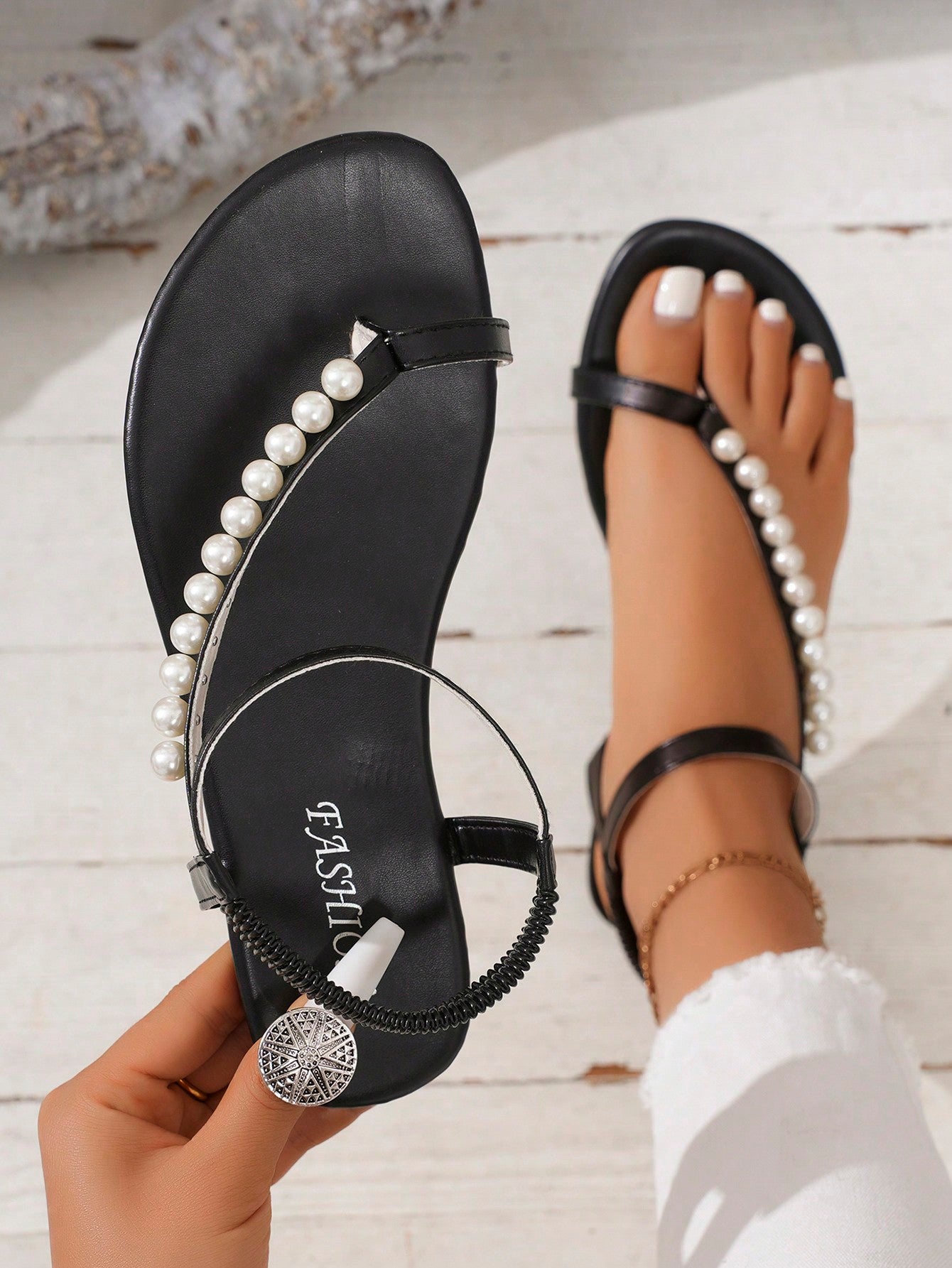 Women T-Strap Sandals With Pearl Decorations, Beige Roman Flat Sandals With Toe Ring, Comfortable And Simple Casual Beach Vacation Style, Fashionable And Versatile Slip-On With Elastic Strap On The Heel