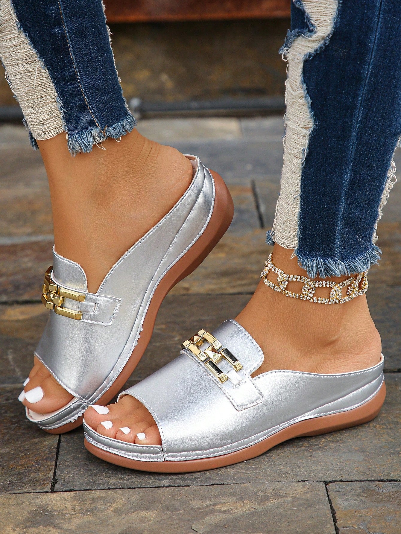 Plus Size Women's Summer Fashionable Casual Light Purple Wedge Heel Sandals, 36-43 European Size. Suitable For Daily Wear And Outdoor Activities. With Metal Chains As Decoration. Wedge Heel And Thick Sole Make The Sandals Comfortable And Lightweight.