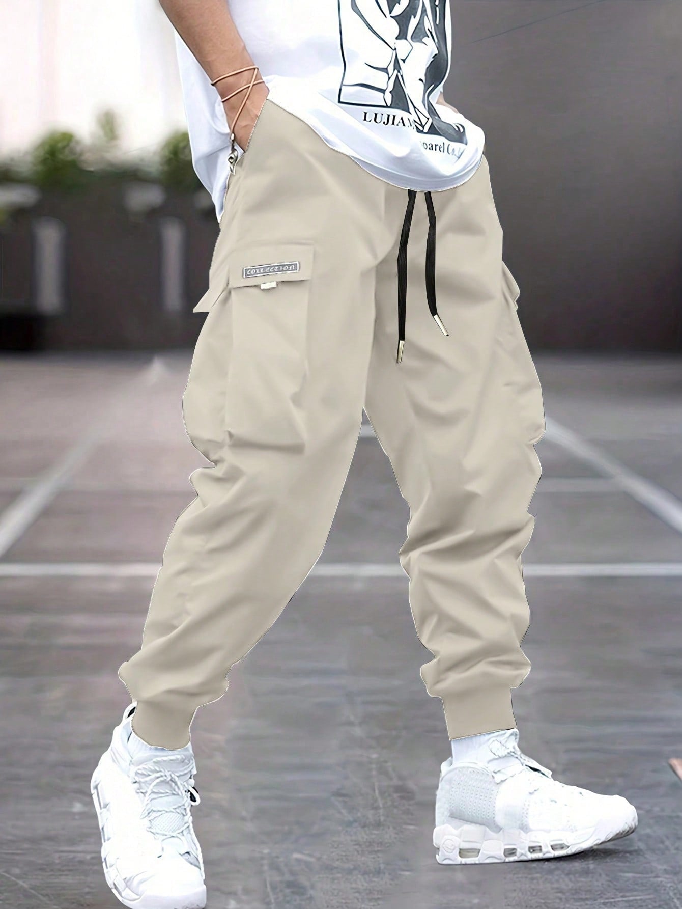 Men Letter Graphic Flap Pocket Drawstring Waist Cargo Pants